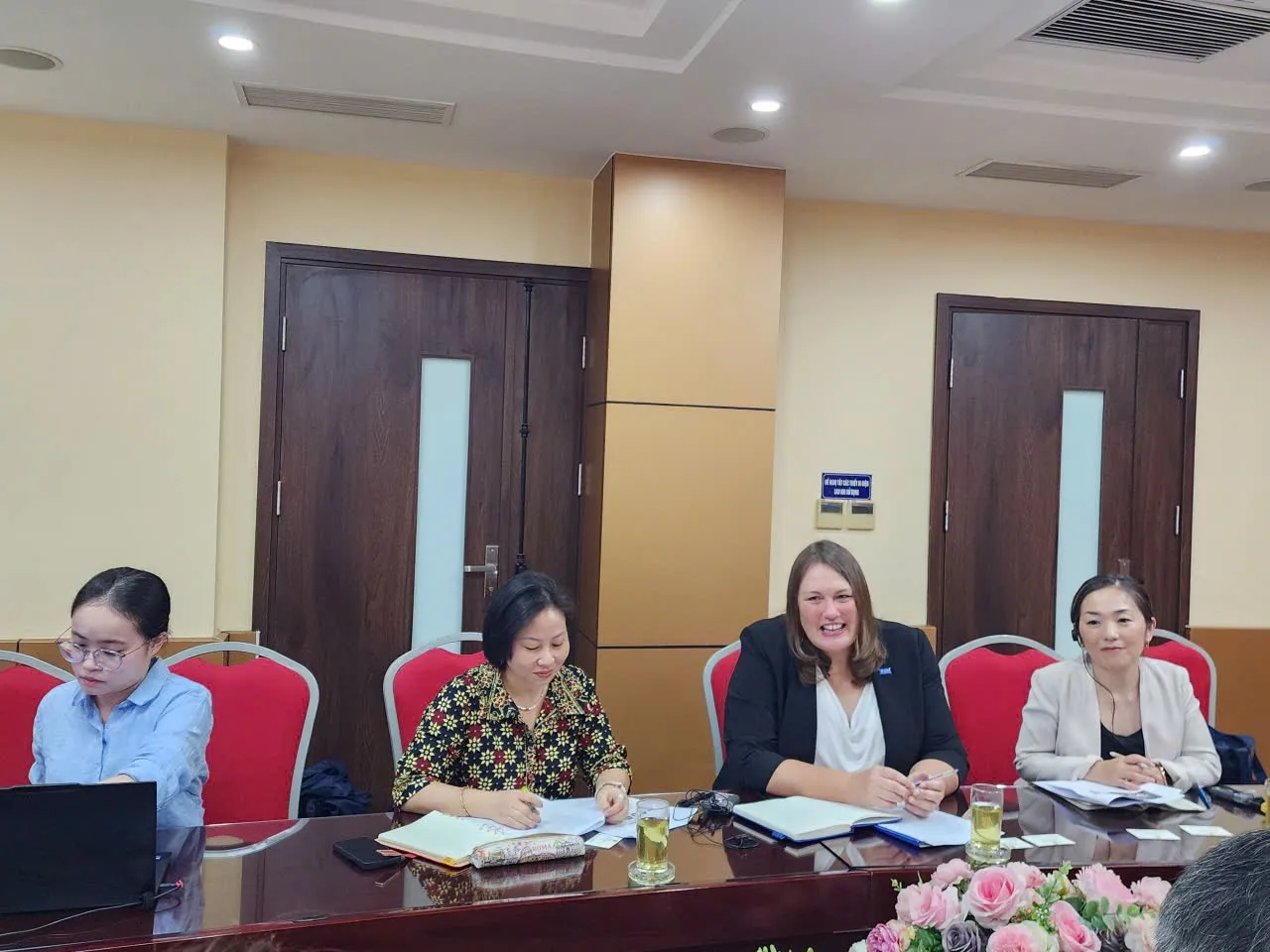 Toàn cảnh buổi làm việc giữa Cục Quản lý lao động ngoài nước và Tổ chức Di cư Quốc tế.